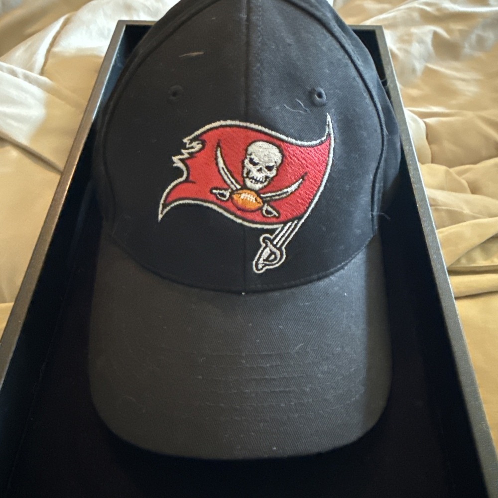 Tampa Bay Buccaneers NFL Black Cap Junior Bucs Adjustable‎ Embroidered Logo 3995